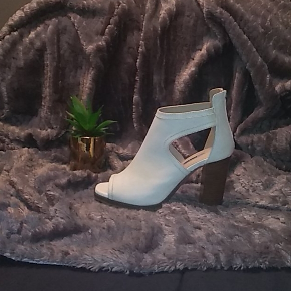 Bnwot box real leather sandals - Picture 2 of 5